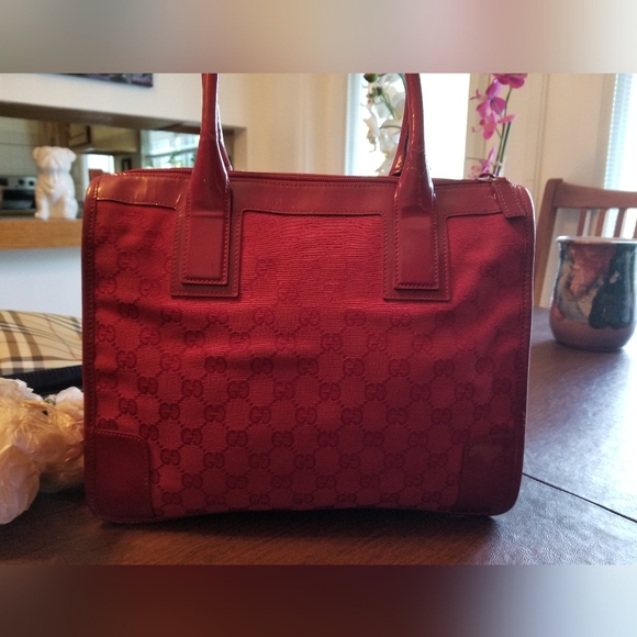 GUCCI Vintage red signature tote in very good condition. Comes with COA - Picture 2 of 13